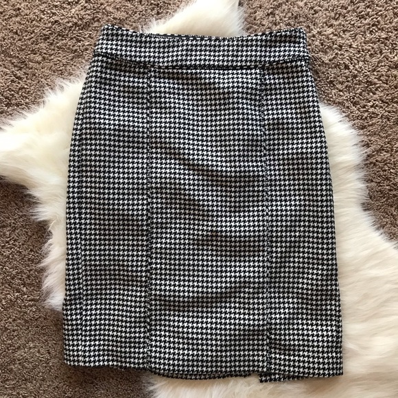 Banana Republic Dresses & Skirts - Houndstooth Pencil Skirt